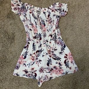 Pink pacsun floral romper! (Way cuter on)